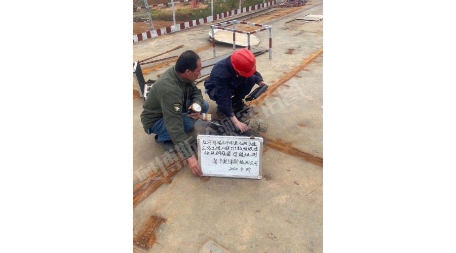 云南，紅河州建水至元陽高速公路土建工程，螞蝗塘匝道鋼箱梁焊縫檢測現(xiàn)場作業(yè)